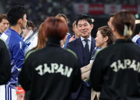澤穂希さん（右）から花束を受け取り、笑顔を見せる森保一監督（撮影・中田匡峻）