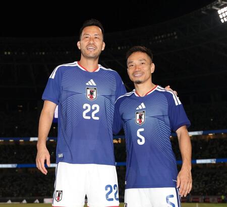 試合後、笑顔を見せる日本代表・吉田麻也（左）と日本代表・長友佑都（撮影・中田匡峻）