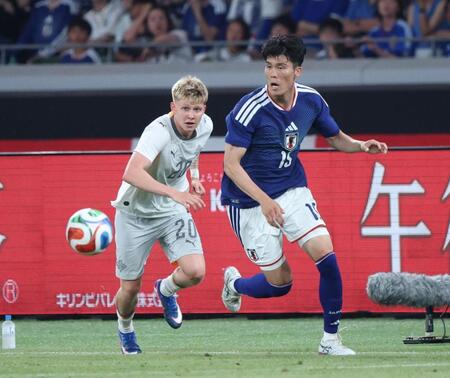 後半、ディフェンスする冨安健洋＝ＭＵＦＧ国立（撮影・金田祐二）