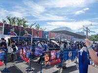 アディダスの会場公式ショップにはレプリカユニホームを求め長打の列ができた