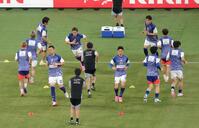 試合前のウォーミングアップをする吉田麻也（２２）ら日本代表イレブン（撮影・棚橋慶太）