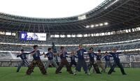 試合前、会場を盛り上げるＪＩ　ＢＬＵＥ（撮影・中田匡峻）
