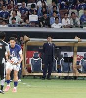練習を見守る森保一監督（撮影・中田匡峻）