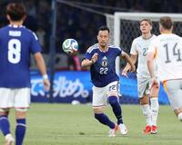 前半、ボールを追う日本代表・吉田麻也（撮影・中田匡峻）