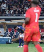 交代しグラウンドに深々と頭を下げる吉田麻也（撮影・金田祐二）