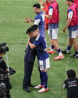 交代を告げられ森保一監督（左）と抱き合う吉田麻也（撮影・棚橋慶太）
