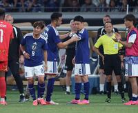交代し遠藤航にキャプテンマークを託す吉田麻也（撮影・金田祐二）