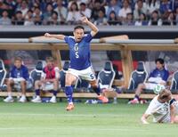 後半、ボールを奪われる長友佑都（撮影・中田匡峻）