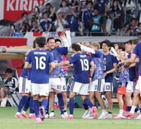 後半、先制ゴールを決めた小川航基（１９）を迎える吉田麻也ら日本代表イレブン（撮影・中田匡峻）