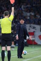 審判にアピールする森保一監督（撮影・金田祐二）