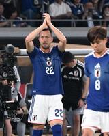 前半、交代となりピッチを後にする吉田