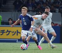 前半、競り合う堂安律（撮影・金田祐二）