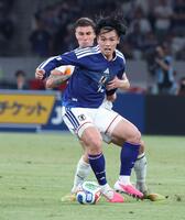 前半、競り合う上田綺世（撮影・金田祐二）