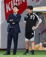 後半、試合を見つめる名波コーチ（右）と森保監督