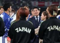 澤穂希さん（右）から花束を受け取り、笑顔を見せる森保一監督（撮影・中田匡峻）