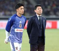 試合後の遠藤航（左）と森保一監督（撮影・中田匡峻）