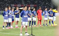 試合後、あいさつをする遠藤航（撮影・中田匡峻）