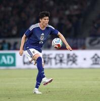 前半、ボールを受ける冨安健洋（撮影・中田匡峻）