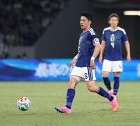 前半、パスを出す遠藤航（撮影・中田匡峻）