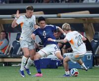 前半、競り合う遠藤航（撮影・金田祐二）
