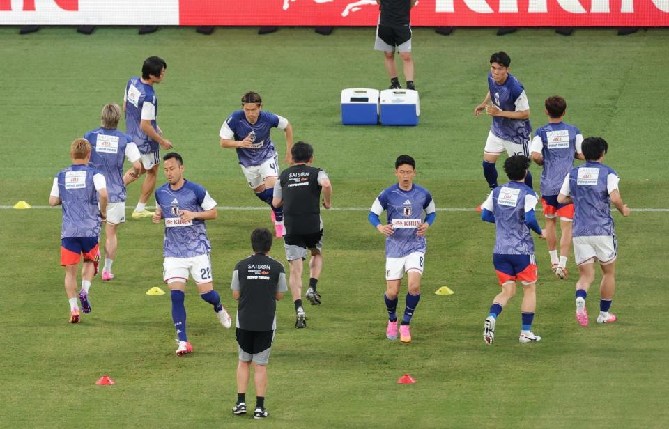 試合前のウォーミングアップをする吉田麻也（２２）ら日本代表イレブン（撮影・棚橋慶太）