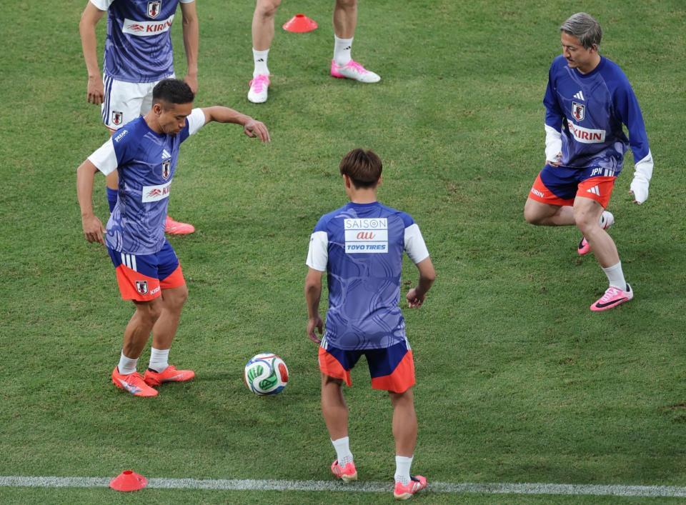 試合前のウォーミングアップをする長友佑都（左）ら（撮影・棚橋慶太）