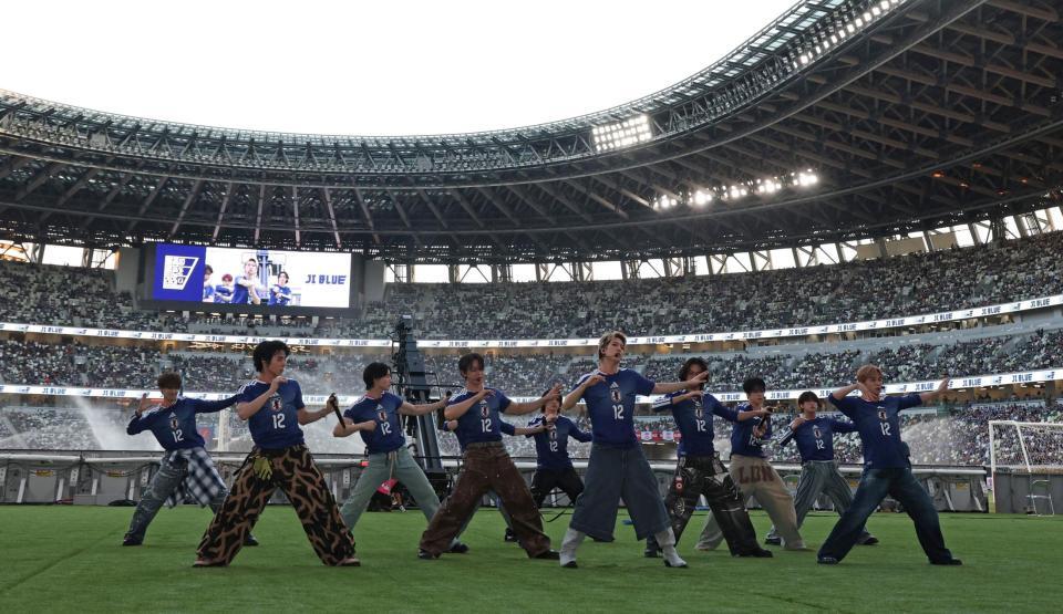 試合前、会場を盛り上げるＪＩ　ＢＬＵＥ（撮影・中田匡峻）