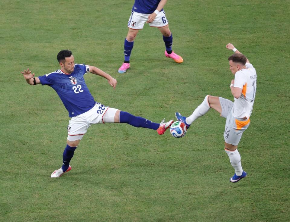 前半、競り合う吉田麻也（左）＝撮影・棚橋慶太