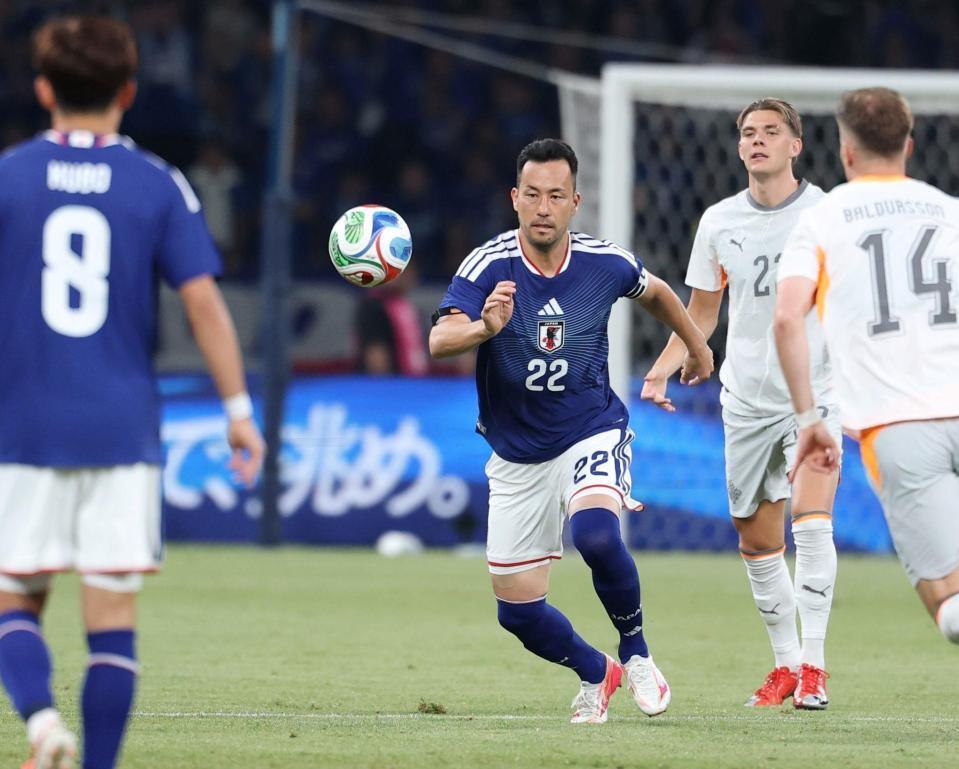 前半、ボールを追う日本代表・吉田麻也（撮影・中田匡峻）