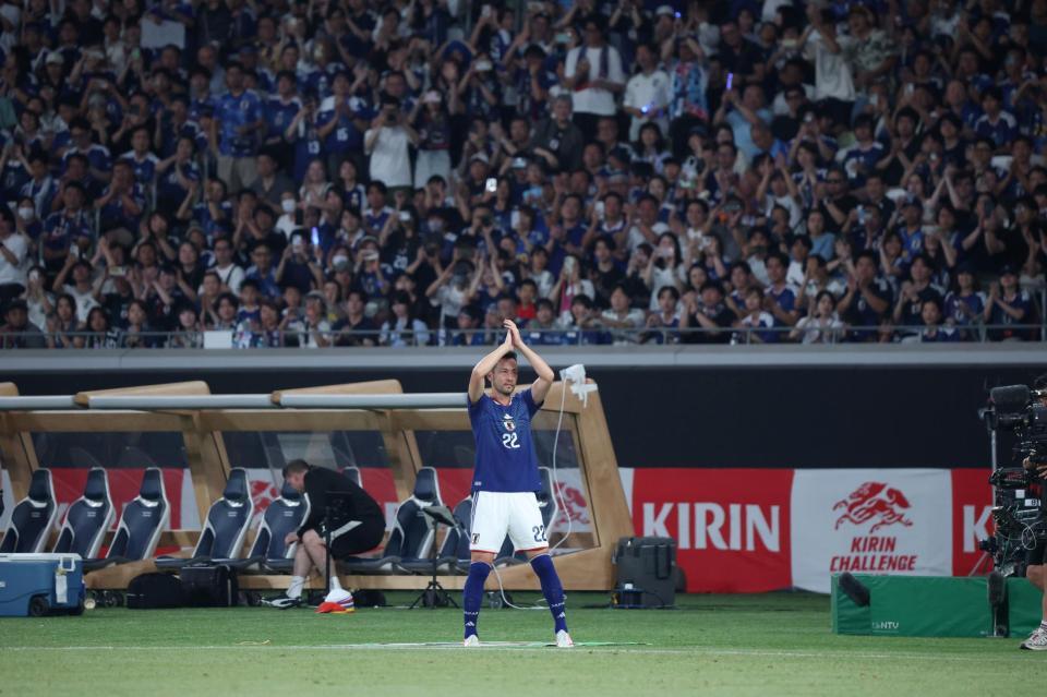サポーターの声援に応える吉田麻也（撮影・金田祐二）