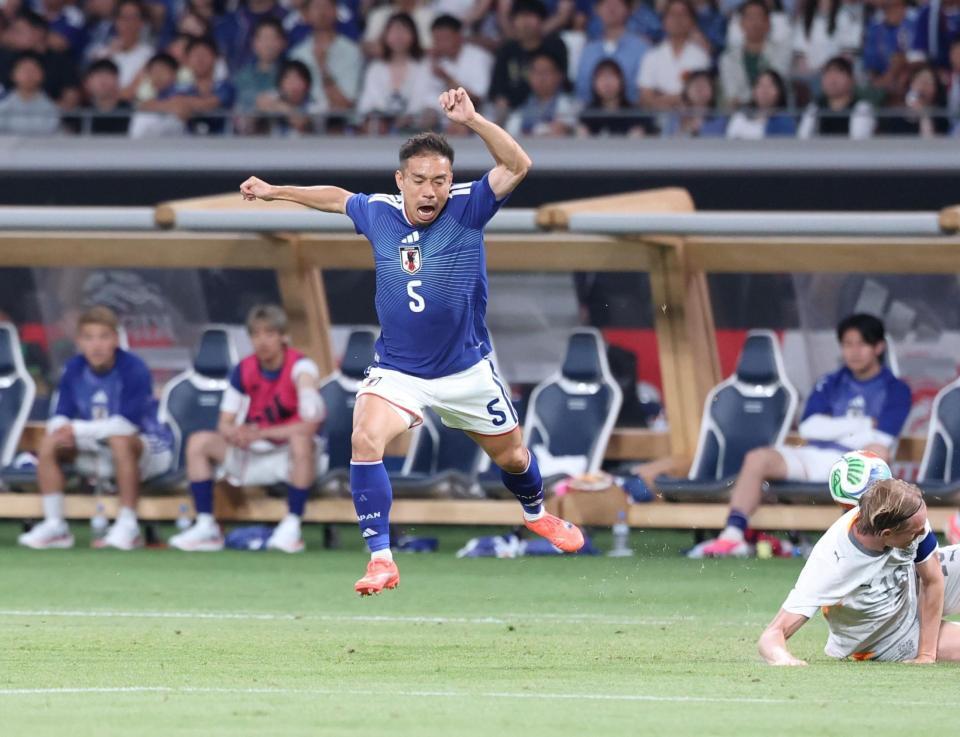 後半、ボールを奪われる長友佑都（撮影・中田匡峻）