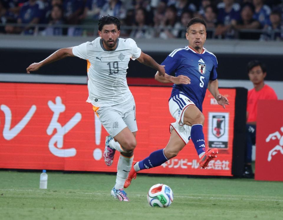 後半、競り合う長友佑都（撮影・金田祐二）