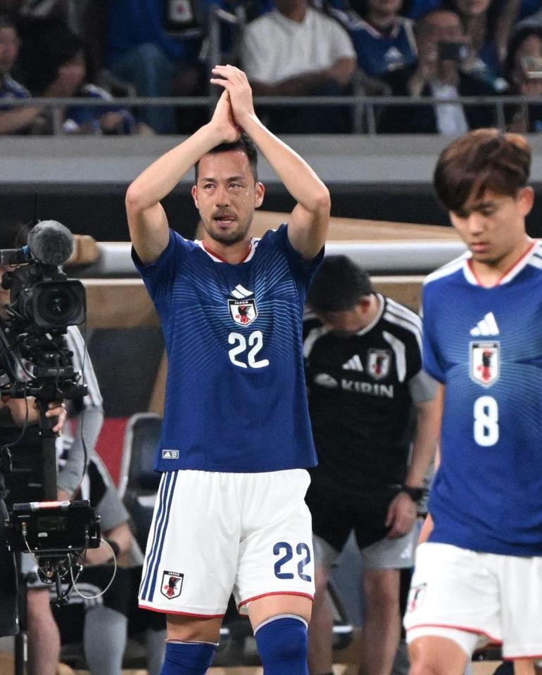 前半、交代となりピッチを後にする吉田