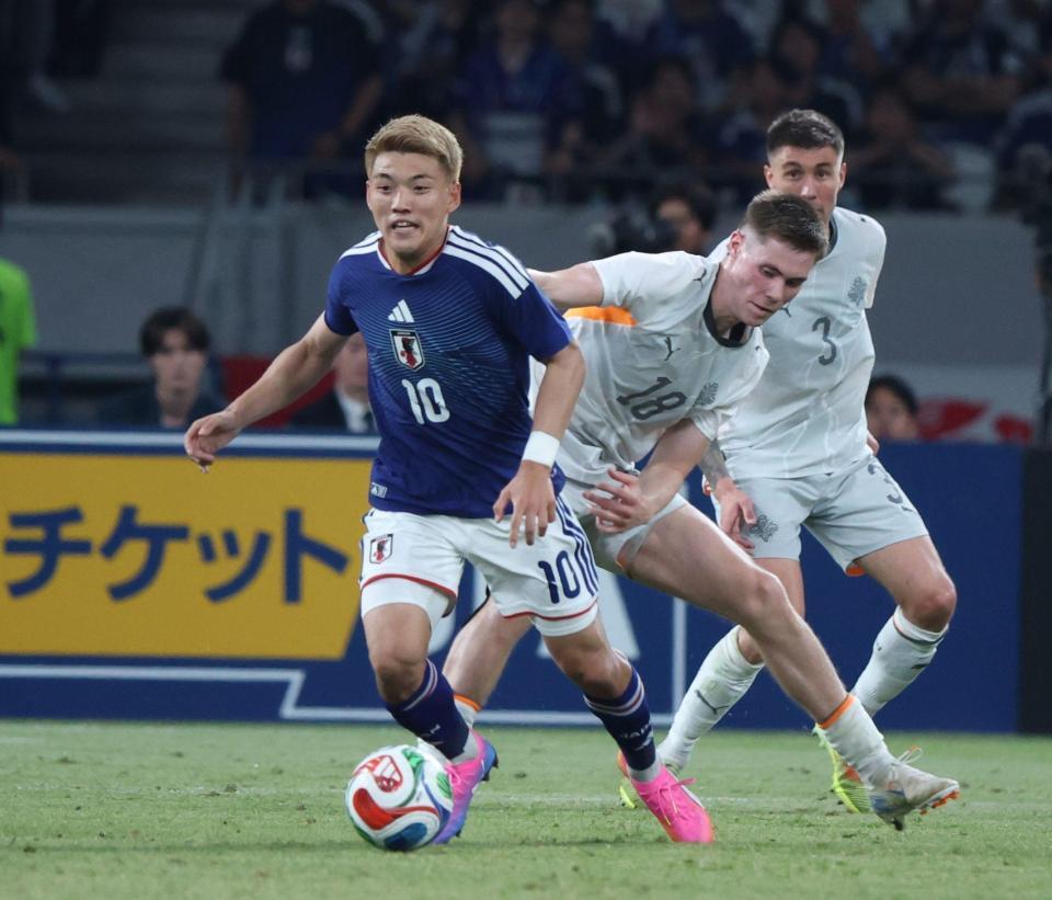前半、競り合う堂安律（撮影・金田祐二）