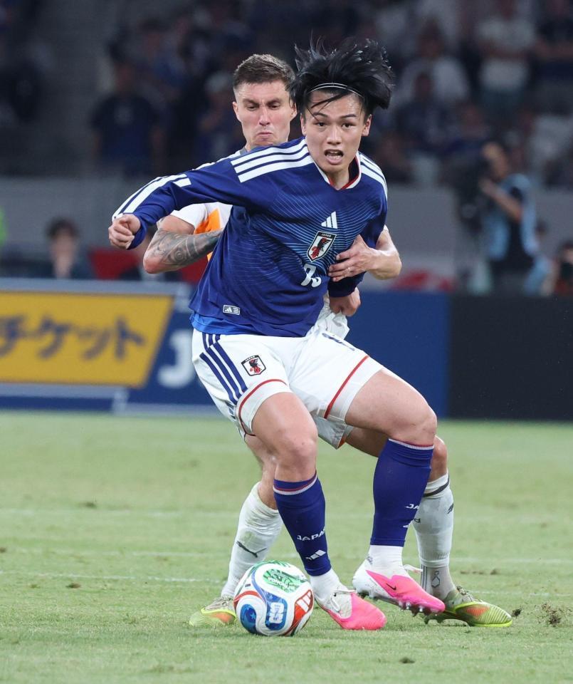 前半、競り合う上田綺世（撮影・金田祐二）