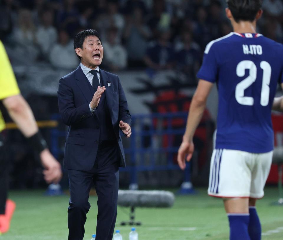指示を出す森保一監督（撮影・金田祐二）