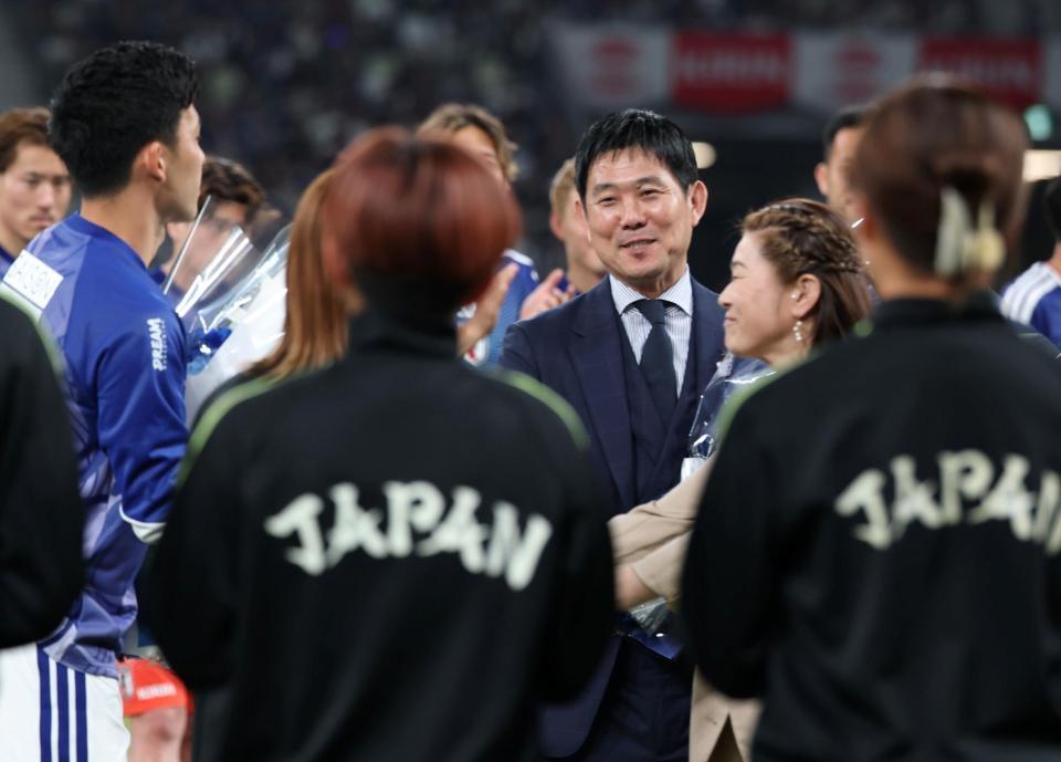 澤穂希さん（右）から花束を受け取り、笑顔を見せる森保一監督（撮影・中田匡峻）