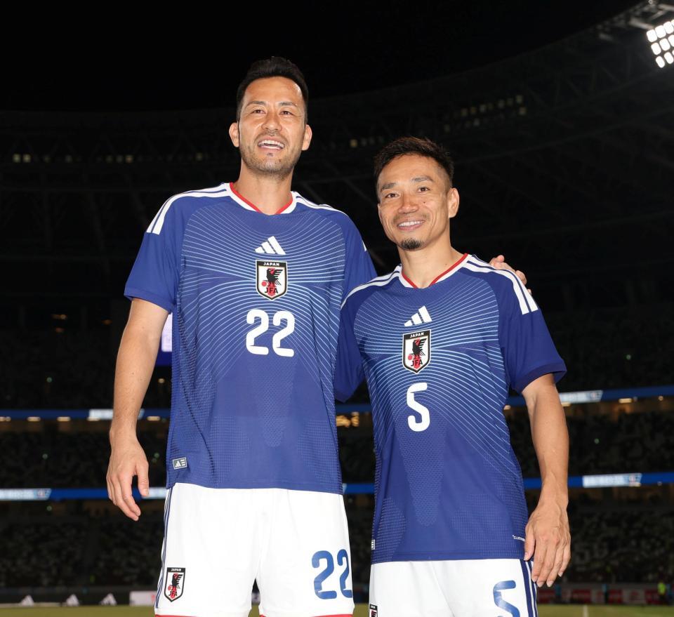 試合後、笑顔を見せる日本代表・吉田麻也（左）と日本代表・長友佑都（撮影・中田匡峻）