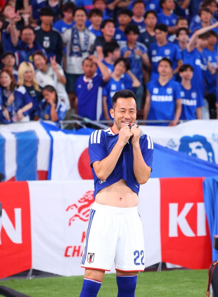 試合後、ファンにあいさつする吉田麻也（撮影・金田祐二）