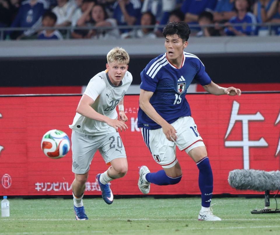 後半、ディフェンスする冨安健洋＝ＭＵＦＧ国立（撮影・金田祐二）
