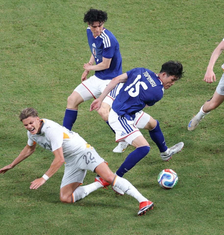 前半、ボールを奪う冨安健洋（右）＝撮影・棚橋慶太