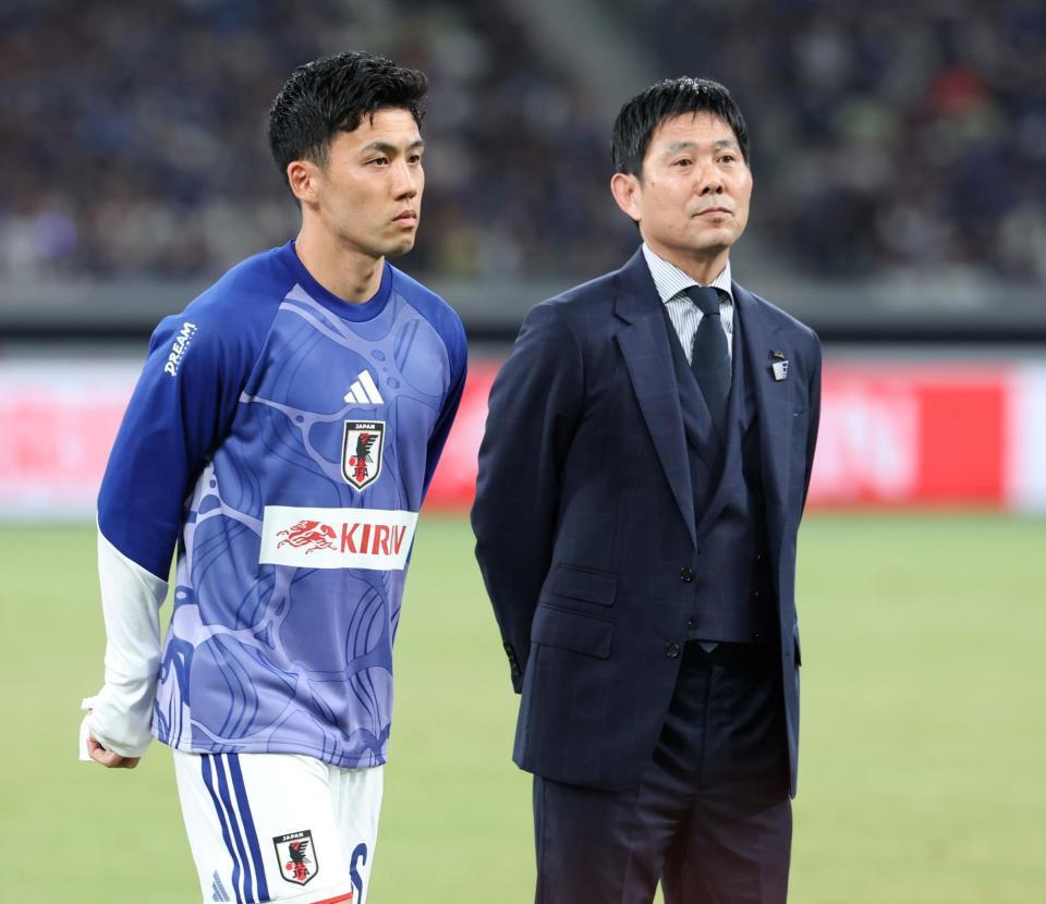 試合後の遠藤航（左）と森保一監督（撮影・中田匡峻）
