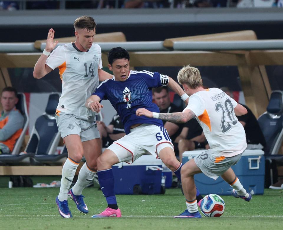 前半、競り合う遠藤航（撮影・金田祐二）