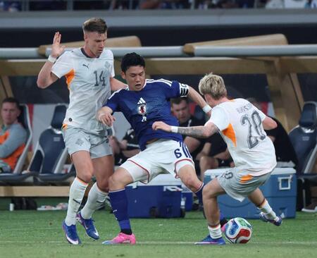 前半、競り合う遠藤（撮影・金田祐二）