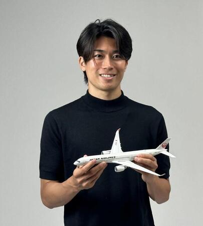 日本航空がパートナーシップ契約を発表したＷ杯日本代表のＭＦ中村敬斗（株式会社ＳＵＮＬＯＧＵＥ提供）