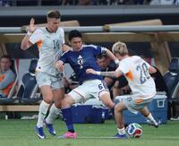 前半、競り合う遠藤（撮影・金田祐二）