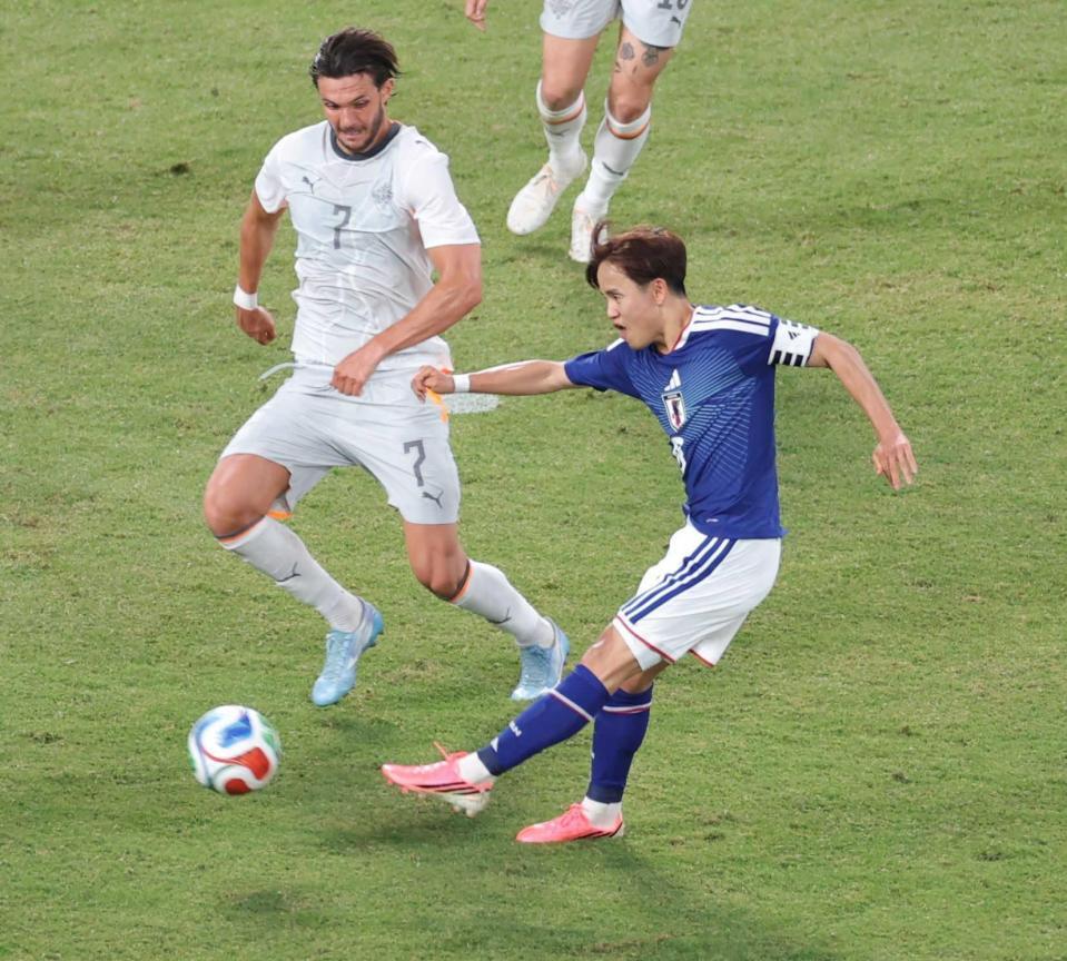 後半、シュートを放つ久保（右）