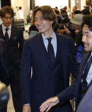 Ｗ杯に向け出発する板倉滉（撮影・伊藤笙子）