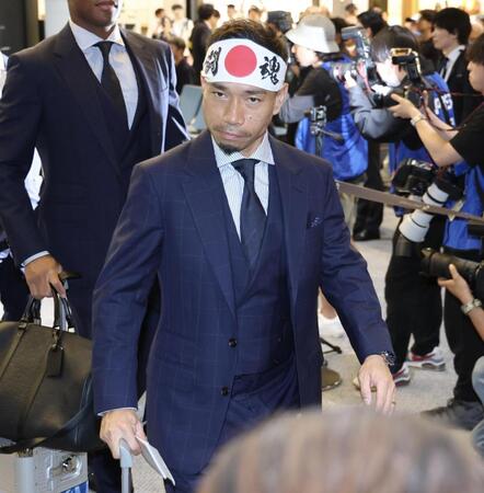 Ｗ杯に向けて出発したサッカー日本代表・長友佑都（撮影・伊藤笙子）