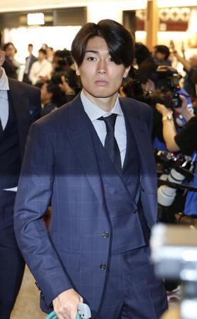 Ｗ杯に向け出発する中村敬斗（撮影・伊藤笙子）
